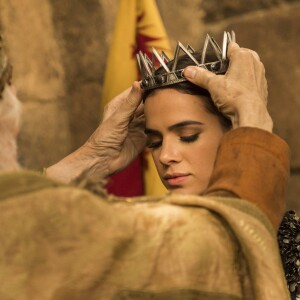 Catarina (Bruna Marquezine) é coroada rainha de Artena depois que o pai, Augusto (Marco Nanini), é considerado morto nos próximos capítulos da novela 'Deus Salve o Rei'