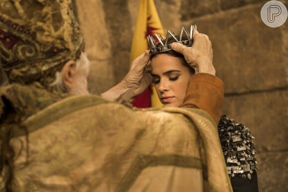 Catarina (Bruna Marquezine) é coroada rainha de Artena depois que o pai, Augusto (Marco Nanini), é considerado morto nos próximos capítulos da novela 'Deus Salve o Rei'