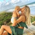Karina Bacchi mostrou o bebê, de 9 meses, se divertindo em praia local