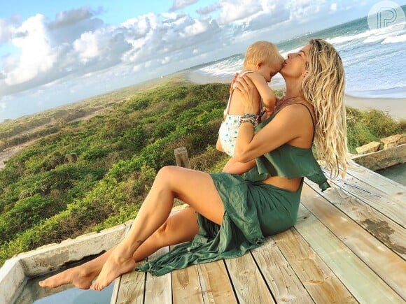 Karina Bacchi mostrou o bebê, de 9 meses, se divertindo em praia local