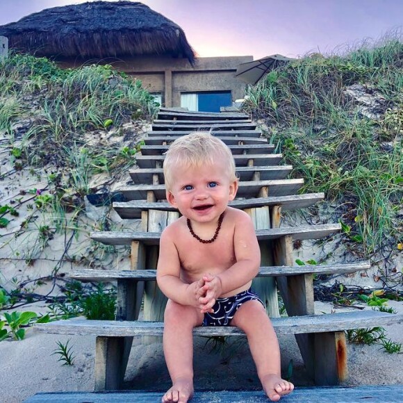 'Como é que dá para aguentar com uma coisinha dessas?', questionou Karina Bacchi encantada com o bebê