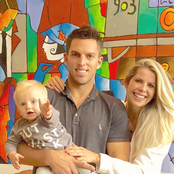 Karina Bacchi e o empresário Amaury Nunes ficaram noivos em maio deste ano