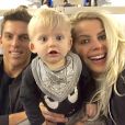 Karina Bacchi viajou com o filho, Enrico, e o noivo, Amaury, para a Grécia: 'Lá vamos nós'