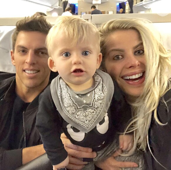 Karina Bacchi viajou com o filho, Enrico, e o noivo, Amaury, para a Grécia: 'Lá vamos nós'