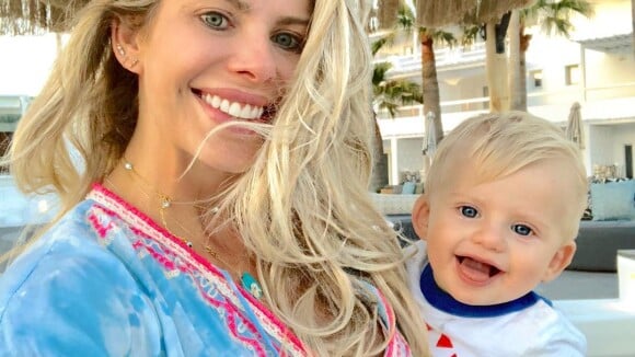 Karina Bacchi filma o filho, Enrico, se divertindo em praia na Grécia: 'Lindeza'