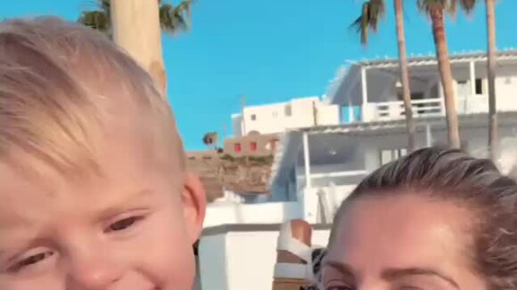Karina Bacchi filma o filho, Enrico, se divertindo em praia na Grécia: 'Lindeza'