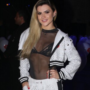 Mirella Santos deixou a barriga sarada à mostra no desfile da La Dolce Belle, em São Paulo, nesta quarta-feira, 6 de junho de 2018