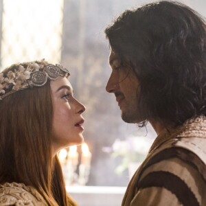 Amália (Marina Ruy Barbosa) e Afonso (Romulo Estrela) se beijam na novela 'Deus Salve o Rei'