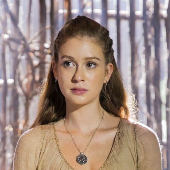 Amália (Marina Ruy Barbosa) não dá ouvidos a Afonso (Romulo Estrela) na novela 'Deus Salve o Rei': 'Você precisa me ouvir! Esse acordo com Catarina é apenas um contrato de negócios, um trato comercial! Para mim, eu me aliar à Catarina ou à princesa Beatriz é a mesma coisa'