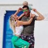 Karina Bacchi dispensou babá na viagem à Grécia com o filho, Enrico, e o noivo, Amaury Nunes
