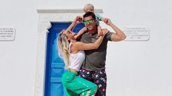 Karina Bacchi dispensa babá em viagem com filho e noivo: 'Amaury é parceiro'