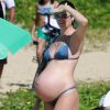 Candice Swanepoel posou nua aos 6 meses de gravidez