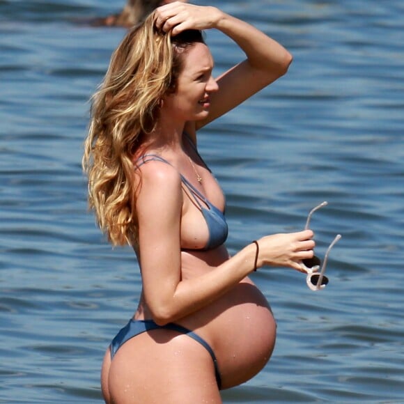 Candice Swanepoel tomou banho de mar em Vitória, Espírito Santo