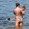 Candice Swanepoel entrou no mar com o filho e o cachorro com quem brincou na praia