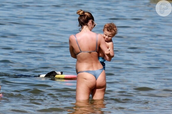 Candice Swanepoel entrou no mar com o filho e o cachorro com quem brincou na praia