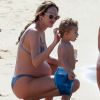 Candice Swanepoel brincou com o filho, Anacã, de 1 ano e 8 meses, em dia na praia