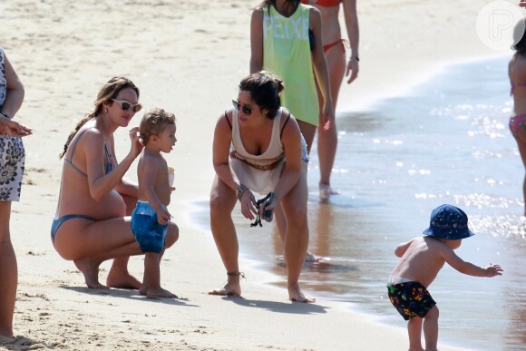 Candice Swanepoel brincou com o filho, Anacã, de 1 ano e 8 meses, em dia na praia