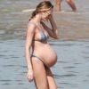 Modelo da Victoria's Secret, Candice Swanepoel exibiu barrigão de gravidez em praia
