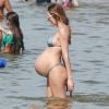 Barrigão de gravidez da modelo Candice Swanepoel chamou atenção de banhistas em praia de Vitória, no Espírito Santo