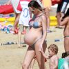 Modelo sul-africana Candice Swanepoel caminhou na areia da praia com Anacã, de 1 ano e 8 meses, seu primeiro filho com o modelo brasileiro Hermann Nicoli