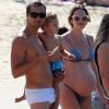Modelo sul-africana Candice Swanepoel curte dia na praia com o marido, o modelo brasileiro Hermann Nicoli, e Anacã, primeiro filho do casal de 1 ano e 8 meses