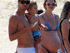 Grávida de 8 meses, Candice Swanepoel exibe barrigão em praia com família. Fotos