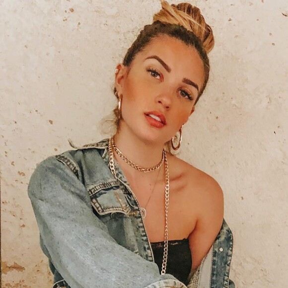 Aline Gotschalg falou que gosta de mesclar cores que a valorizam