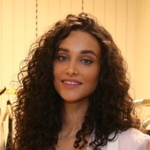 Débora Nascimento tem compartilhado momentos da nova rotina com a maternidade da filha na web