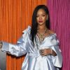 Com um salto fino de tiras transparentes e maxicolares, Rihanna comparece ao lançamento da coleção em parceria com a Stance