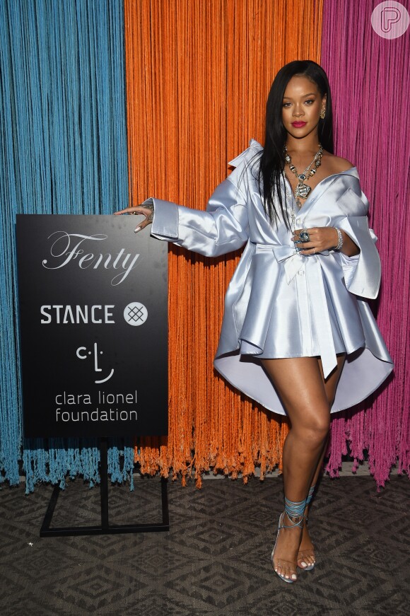 Com um salto fino de tiras transparentes e maxicolares, Rihanna comparece ao lançamento da coleção em parceria com a Stance