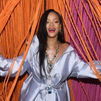 De coat-dress, Rihanna lança coleção de meias em parceria beneficente com Stance