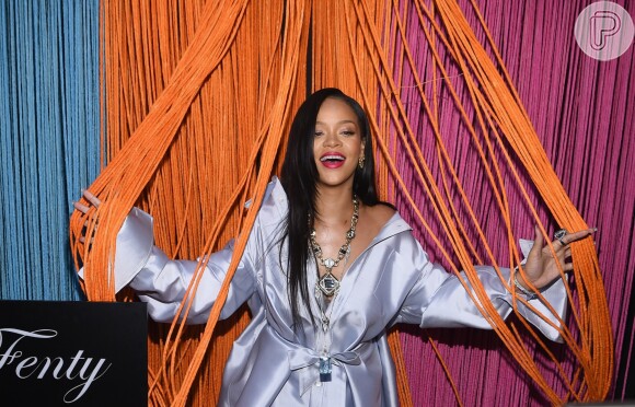 Nesta quarta-feira (6), Rihanna lançou uma linha de meias com a Stance