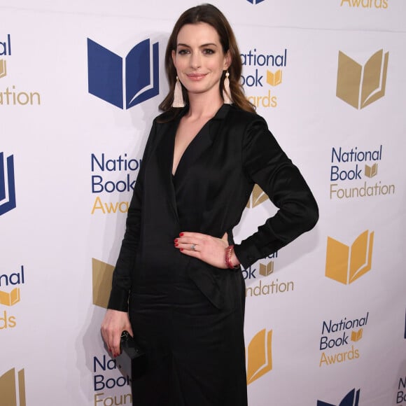 Anne Hathaway tinha dificuldades em aceitar as mudanças de seu corpo após a gravidez: 'Eu estranhava isso'