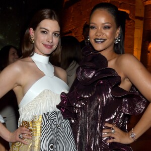Anne Hathaway recebeu elogios de Rihanna sobre seu corpo: 'Rihanna disse: 'Nossa, menina, você tem uma bunda!' Eu, claro, surtei, amei muito'. E ela disse: 'Você tem uma bunda como eu!'