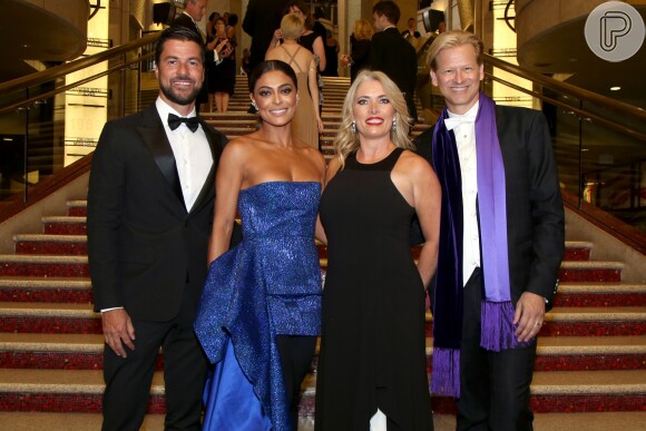 Juliana Paes e o marido, Carlos Eduardo Baptista, com os executivos da NBCUniversal International Marcello Coltro e Klaudia Bermudez