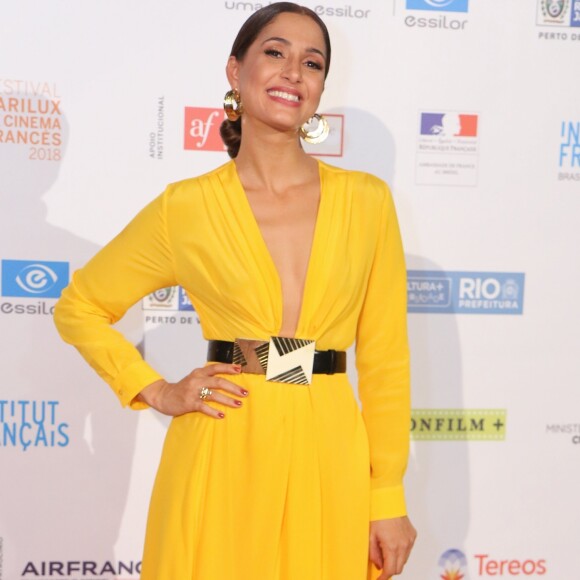 Camila Pitanga sorriu para os fotógrafos no tapete vermelho do Festival Varilux