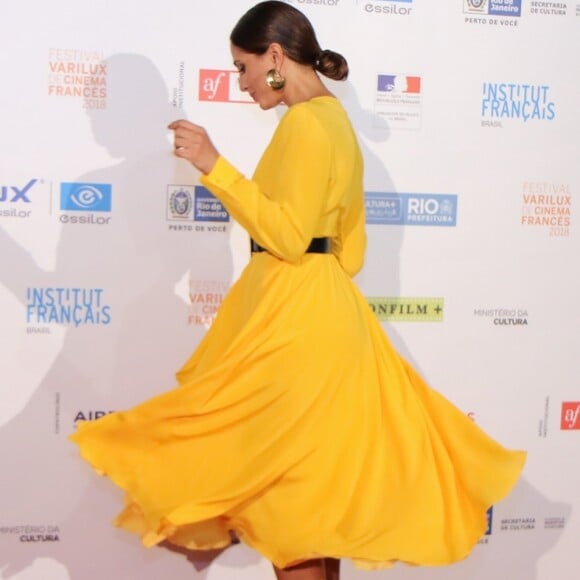 Camila Pitanga rodopiou para mostrar o balanço do vestido na première do Festival Varilux