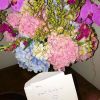 Marina Ruy Barbosa recebeu um buquê de flores do marido, Xande Negrão, para comemorar os oito meses de casamento