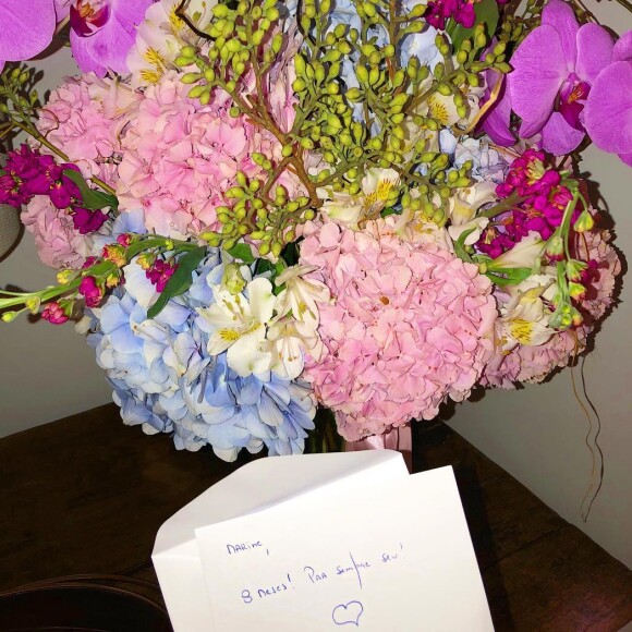 Marina Ruy Barbosa recebeu um buquê de flores do marido, Xande Negrão, para comemorar os oito meses de casamento