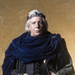 Catarina (Bruna Marquezine) vai fazer sexo com Otávio (Alexandre Borges) para permitir a fuga do pai, Augusto (Marco Nanini), na novela 'Deus Salve o Rei'