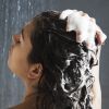 Para hidratar o cabelo, passe óleo de coco antes da lavagem