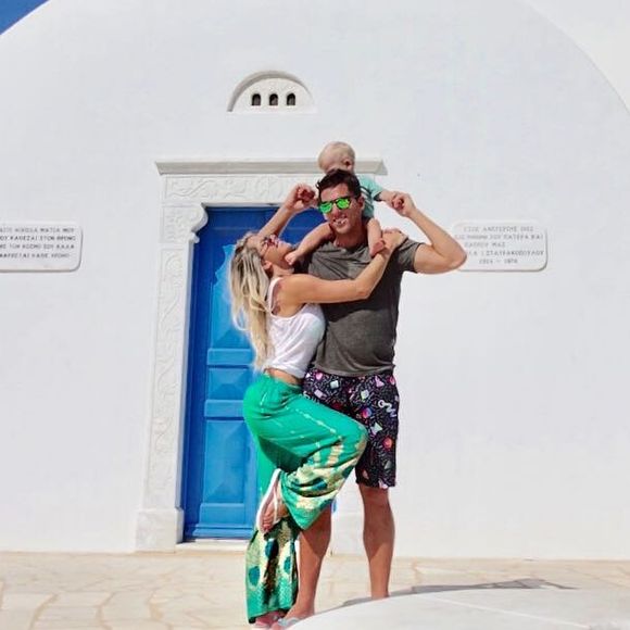 Karina Bacchi dispensou babá para viajar com a família