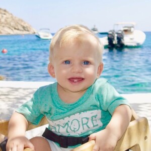 Filho de Karina Bacchi, Enrico, de 10 meses, é sucesso nas redes sociais