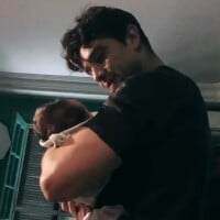 Mariana Bridi filma Rafael Cardoso com filho no colo: 'Rindo para o pai?'. Vídeo