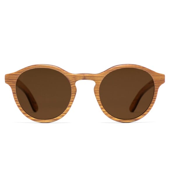 Os óculos de madeira reciclada da Zerezes não tem definição de gênero e estão disponíveis para venda por R$ 490