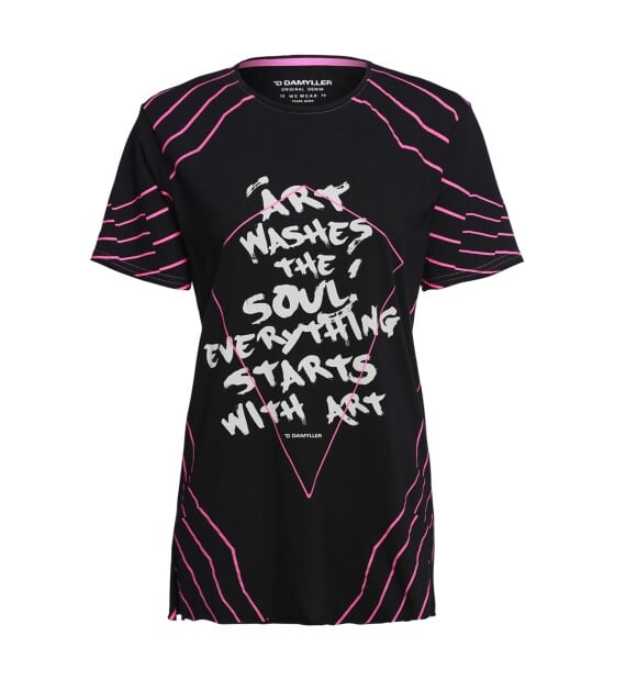 A Damyller aliou grafismos e frase em sua blusa unissex, à venda por R$ 129