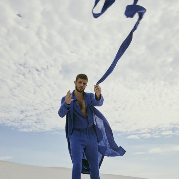 Chay Suede posa com looks da coleção La Medina, inspirada em Marrakesh, no Marrocos