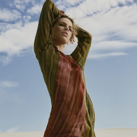 Laura Neiva e Chay Suede posam com looks da nova coleção La Medina, da marca genderless Handred