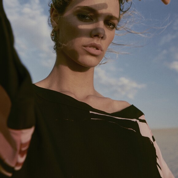 Laura Neiva e Chay Suede posam com looks da nova coleção La Medina, da marca genderless Handred