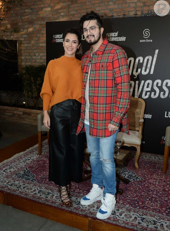 Jade Magalhães acompanhou o namorado, Luan Santana, na coletiva de imprensa do lançamento do clipe da música 'MC Lençol e DJ Travesseiro'